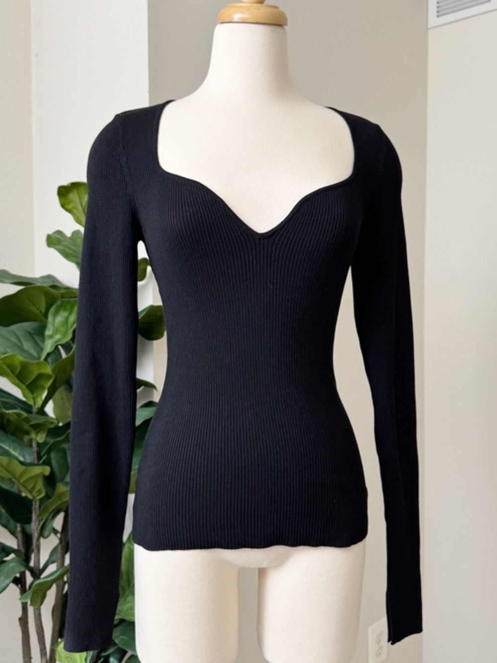 Black Long-Sleeve Ribbed Knit Top with Sweetheart Neckline